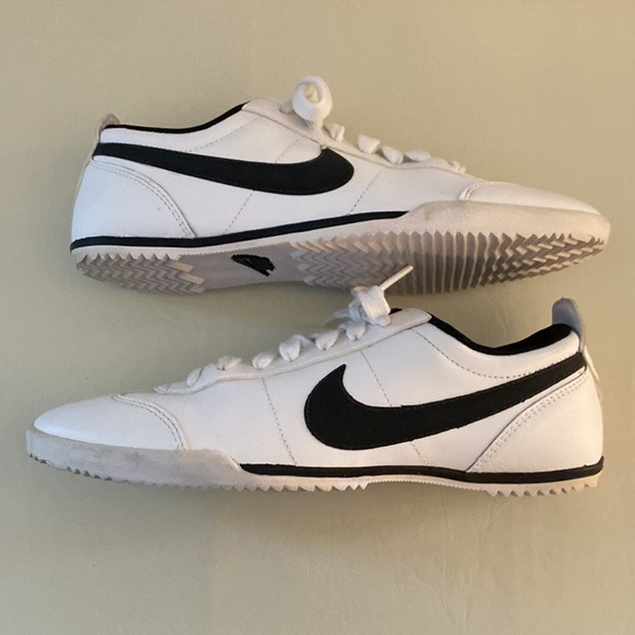 Women’s Nike Fivekay performance trainers in white/black. Faux leather. 7.5M - Picture 3 of 7